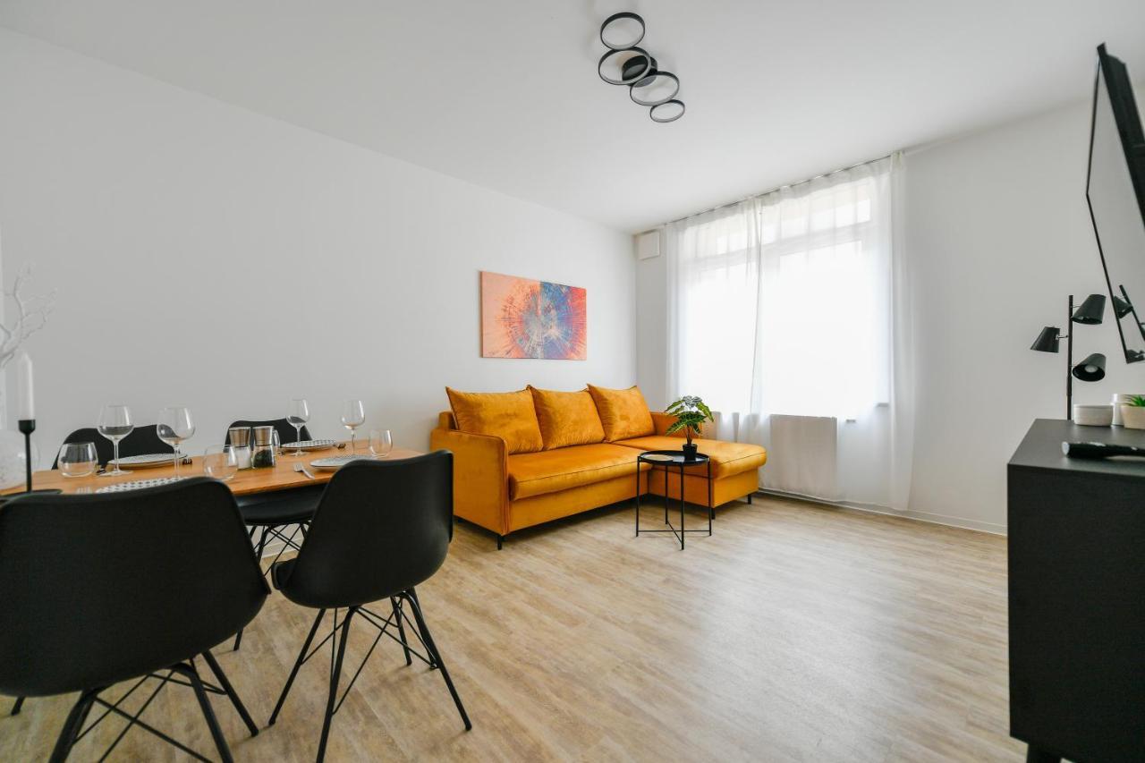 Ferienwohnungen Am Theater: Modern Central Apartments with Kitchen and Netflix Cottbus Exterior photo