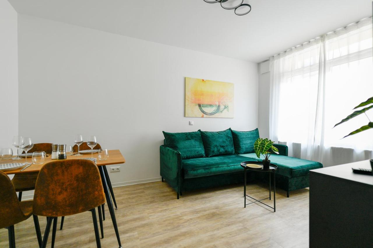 Ferienwohnungen Am Theater: Modern Central Apartments with Kitchen and Netflix Cottbus Exterior photo