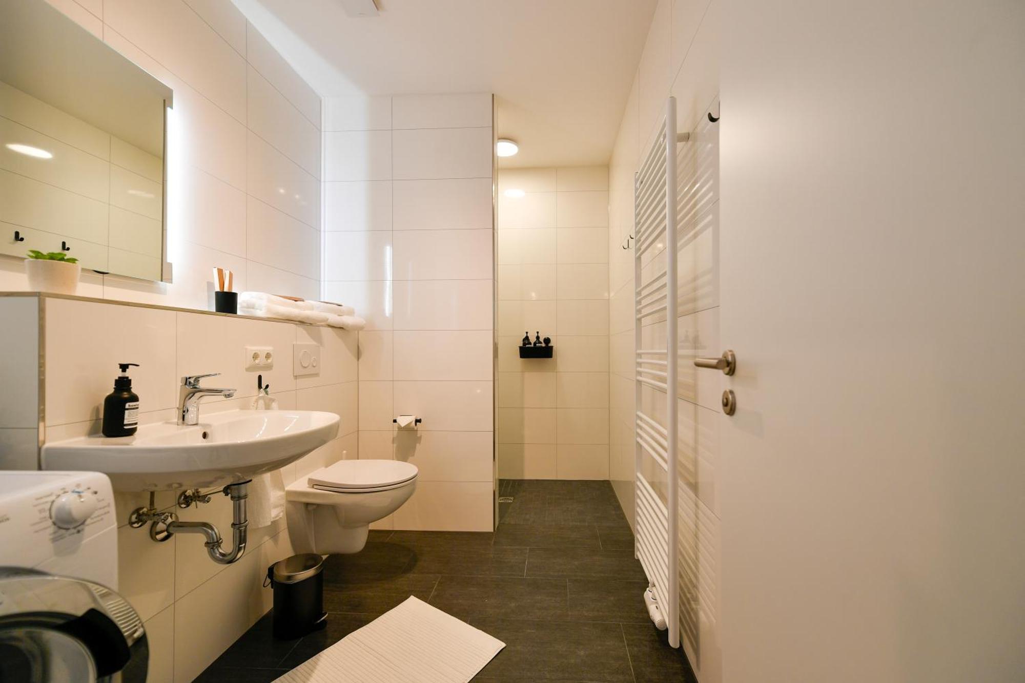 Ferienwohnungen Am Theater: Modern Central Apartments with Kitchen and Netflix Cottbus Exterior photo