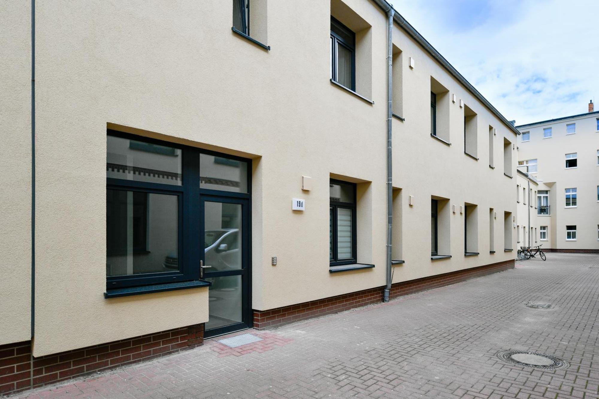 Ferienwohnungen Am Theater: Modern Central Apartments with Kitchen and Netflix Cottbus Exterior photo